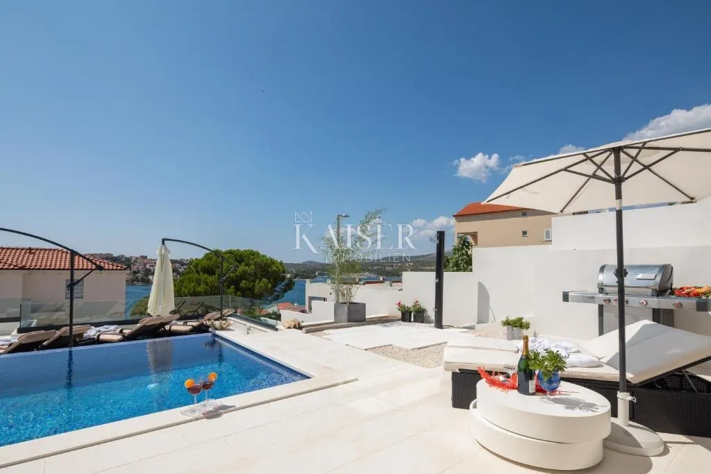šibenik-rogoznica – moderna luksuzna vila s panoramskim pogledom na more i infinity bazenom - slika 37