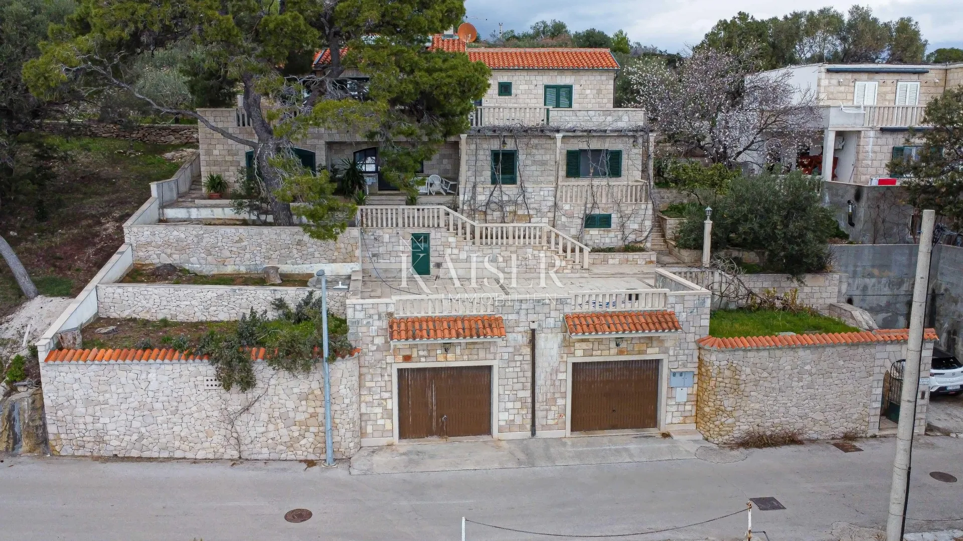 sumartin - puntinak , brač - kamena vila s raskošnom okućnicom ,te maslinikom u građevinskoj zoni i vezom za plovilo - slika 9