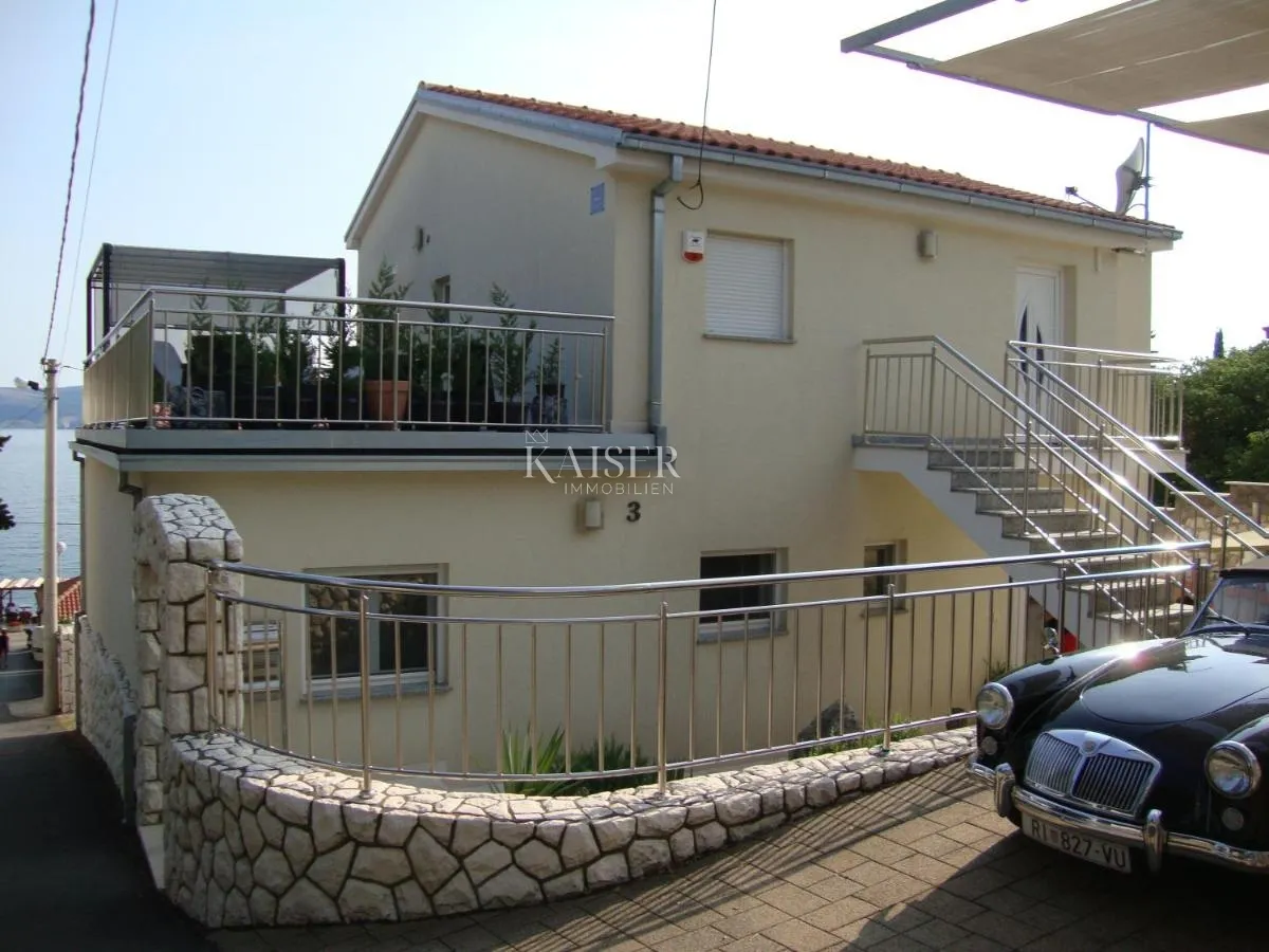 novi vinodolski – vila s tri apartmana na samom moru - slika 9