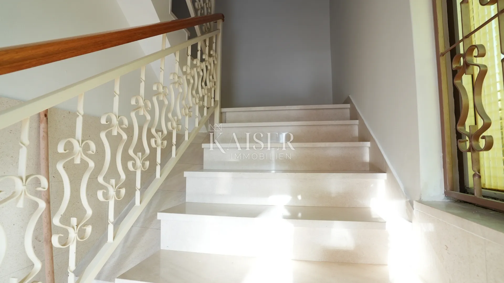 kuća sa dva stana 264m2 prvi red do mora - slika 22