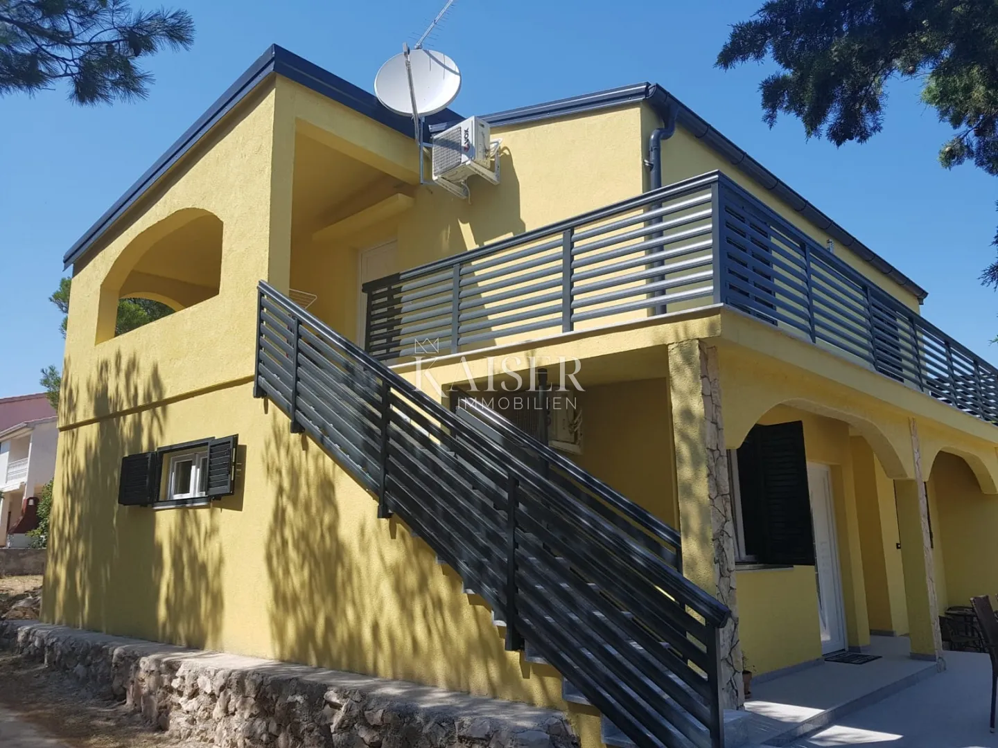 Otok Vir- Kuća 220m2 ,s 3 apartmana