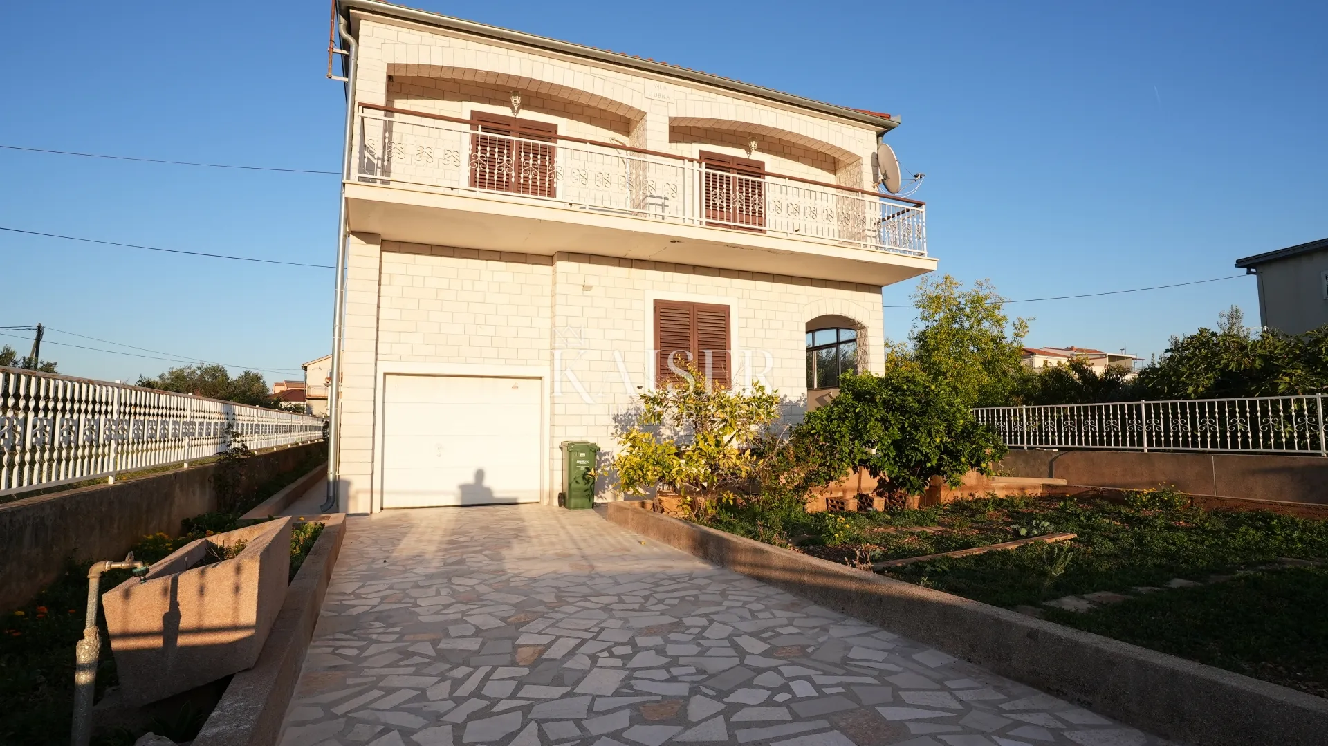 kuća sa dva stana 264m2 prvi red do mora - slika 53