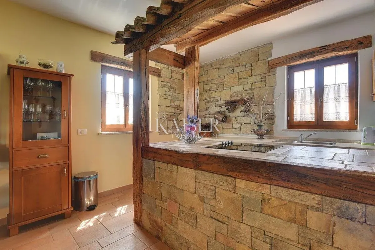 istra, pazin okolica - kuća 270m2 sa bazenom i prekrasnom okućnicom - slika 28
