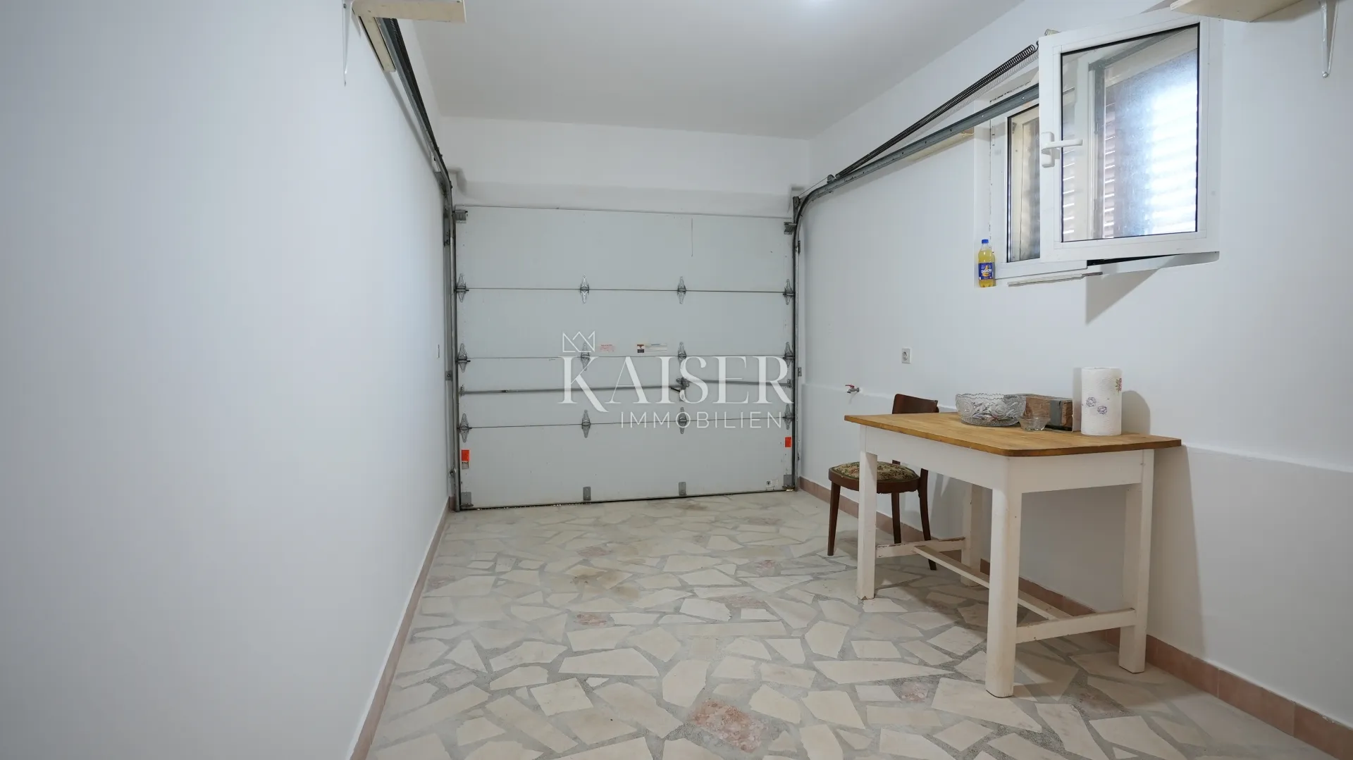 kuća sa dva stana 264m2 prvi red do mora - slika 14