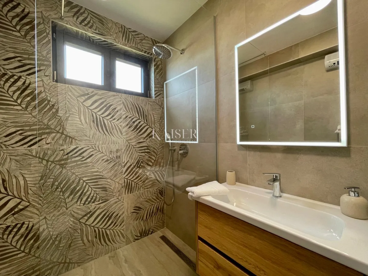 otok pag - ekskluzivni penthouse 118m2 , prvi red do mora - slika 21
