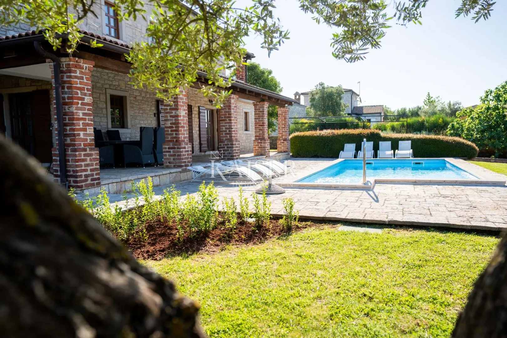 poreč, istra, okolica, prekrasna kamena vila sa bazenom - slika 1