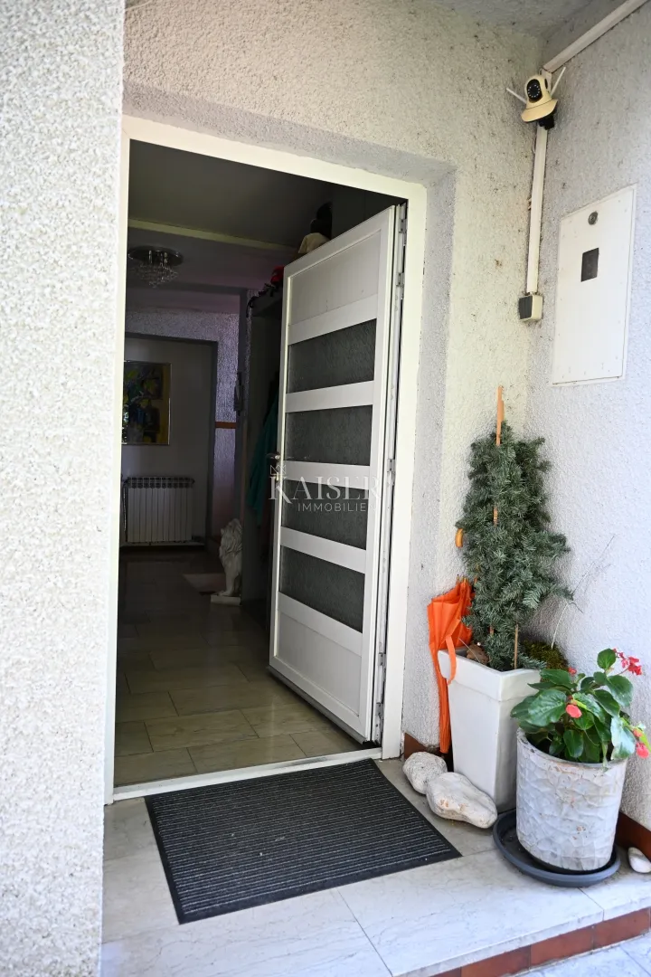 crikvenica - trosoban stan sa velikom okućnicom - slika 57