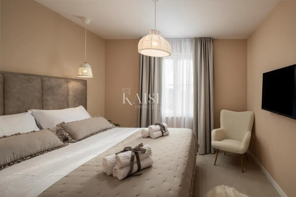 šibenik-rogoznica – ražanj: autentična vila 230 m² s bazenom, pogledom na more i luksuznim interijerom - slika 22