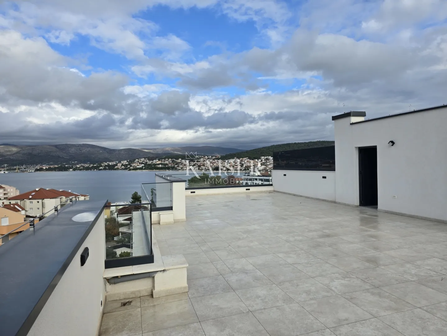 okrug gornji, čiovo - luksuzni penthouse s krovnom terasom i panoramskim pogledom na more - slika 11