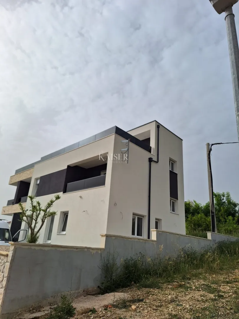 zadar , rtina - vila s bazenom i krovnom terasom - slika 5