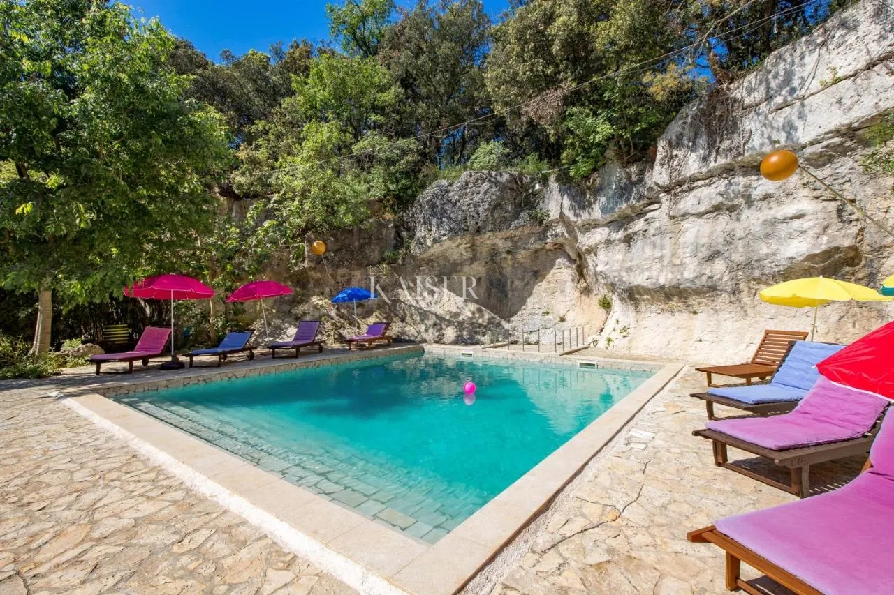 pula, istra- jedinstvena vila 258m2 s okućnicom 2459m2 - slika 29