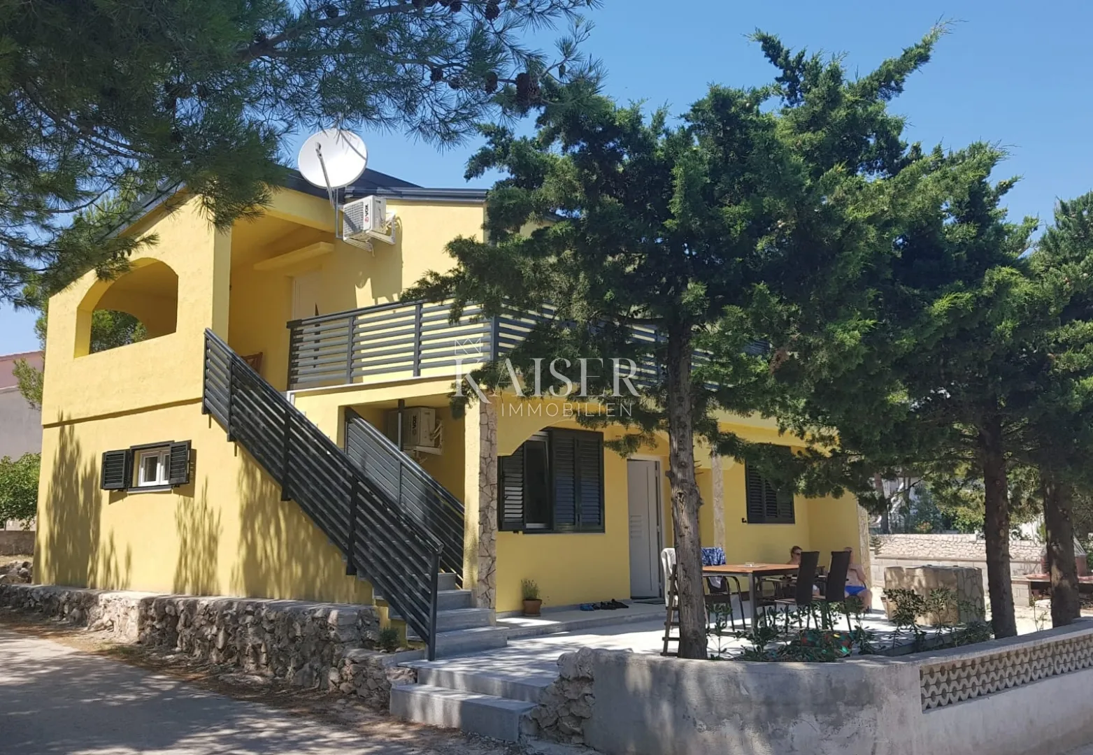 otok vir- kuća 220m2 ,s 3 apartmana - slika 2