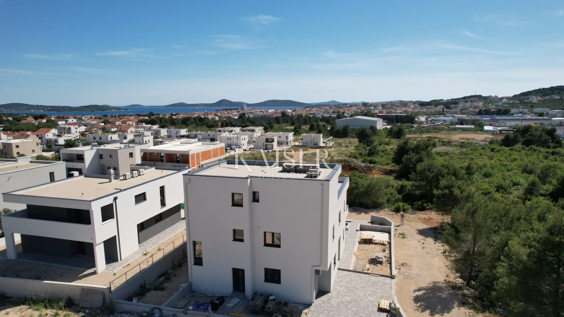 vodice, šibenik - elitni dvoetažni stan s krovnom terasom i jacuzzijem - slika 2