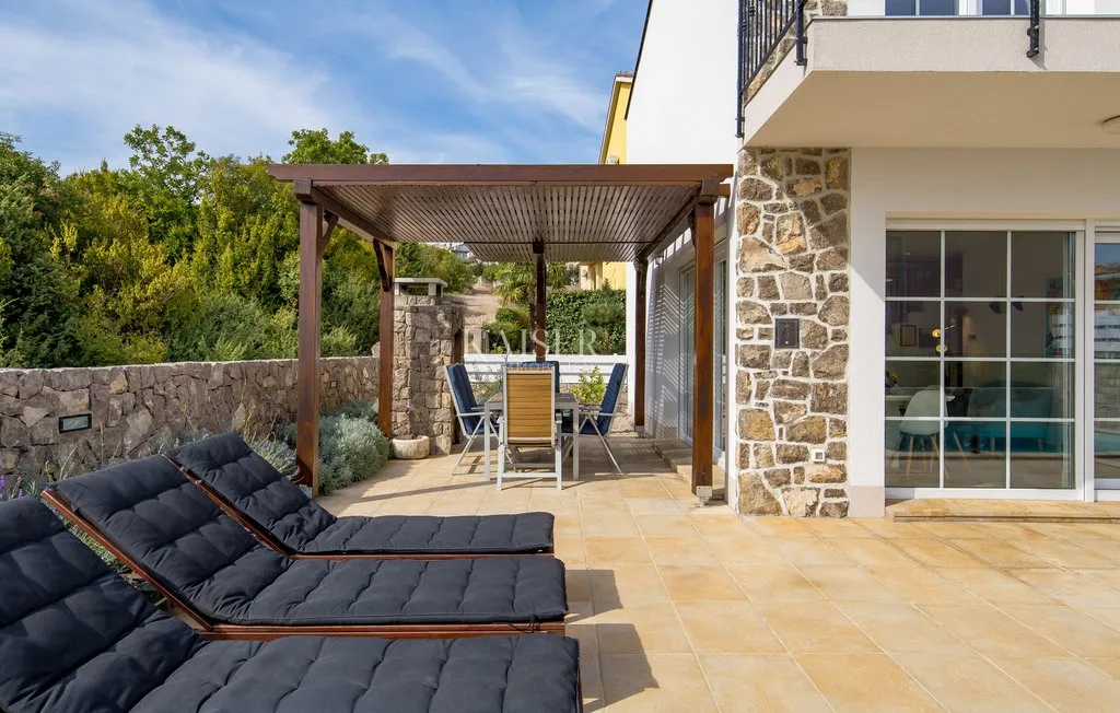 kornić, otok krk- vila 121m2 s pogledom na more i bazenom - slika 21