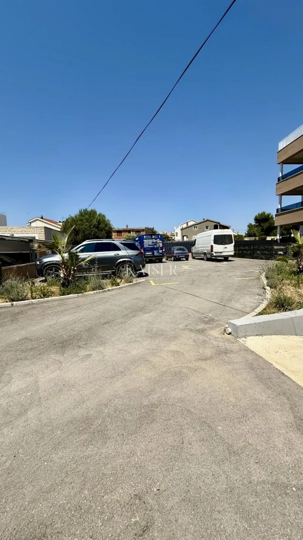 zadar – sukošan: luksuzan prizemni stan s bazenom, vrtom i garažom, 50 m od mora - slika 40
