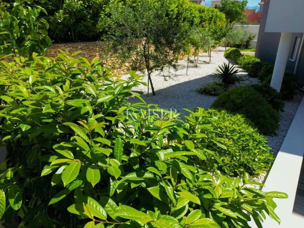 split - luksuzna vila s velikim bazenom - slika 37