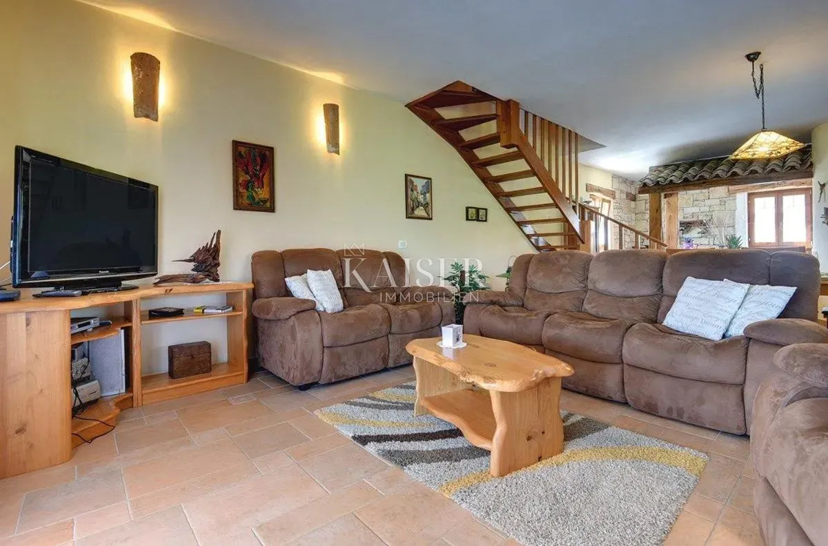 istra, pazin okolica - kuća 270m2 sa bazenom i prekrasnom okućnicom - slika 9