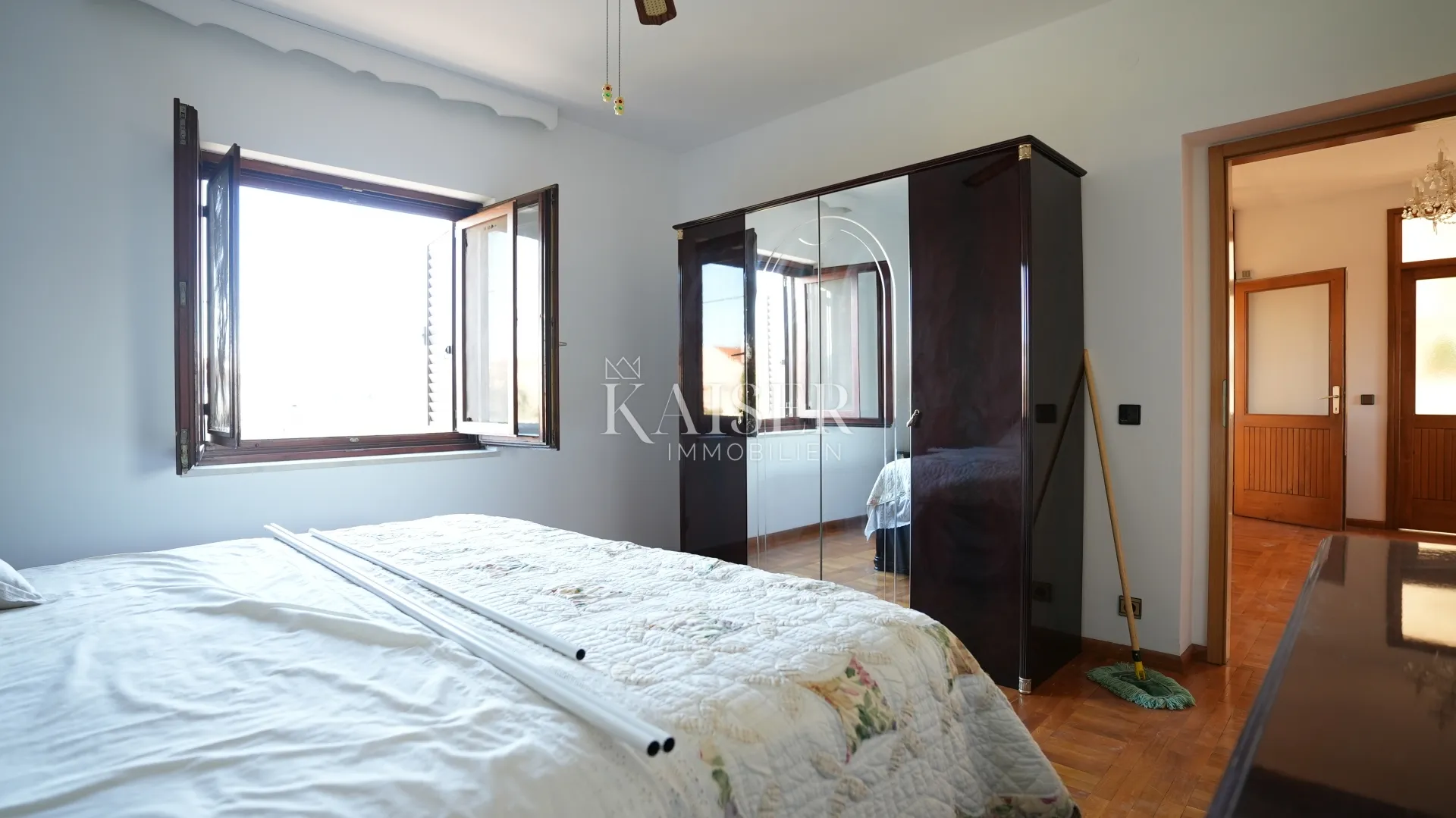 kuća sa dva stana 264m2 prvi red do mora - slika 32