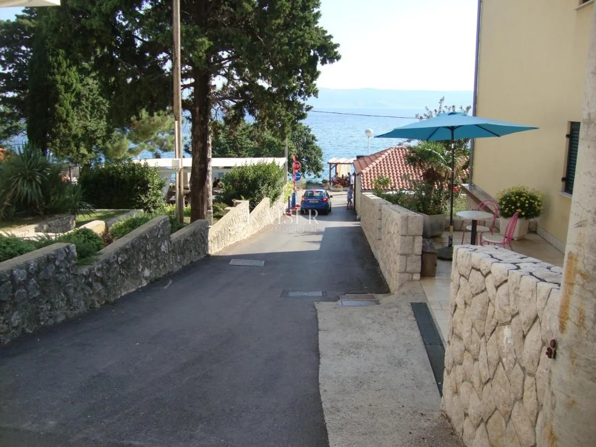 novi vinodolski – vila s tri apartmana na samom moru - slika 10