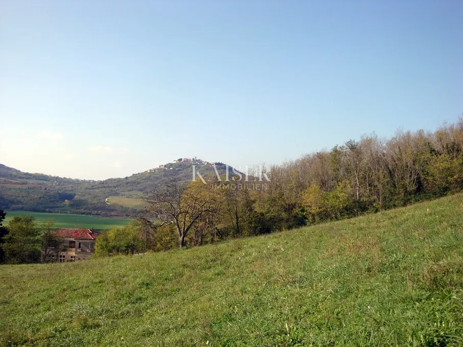 Istra, Motovun - Građevinsko zemljište 3.500 m2 + poljoprivredno zemljište 3.000 m2