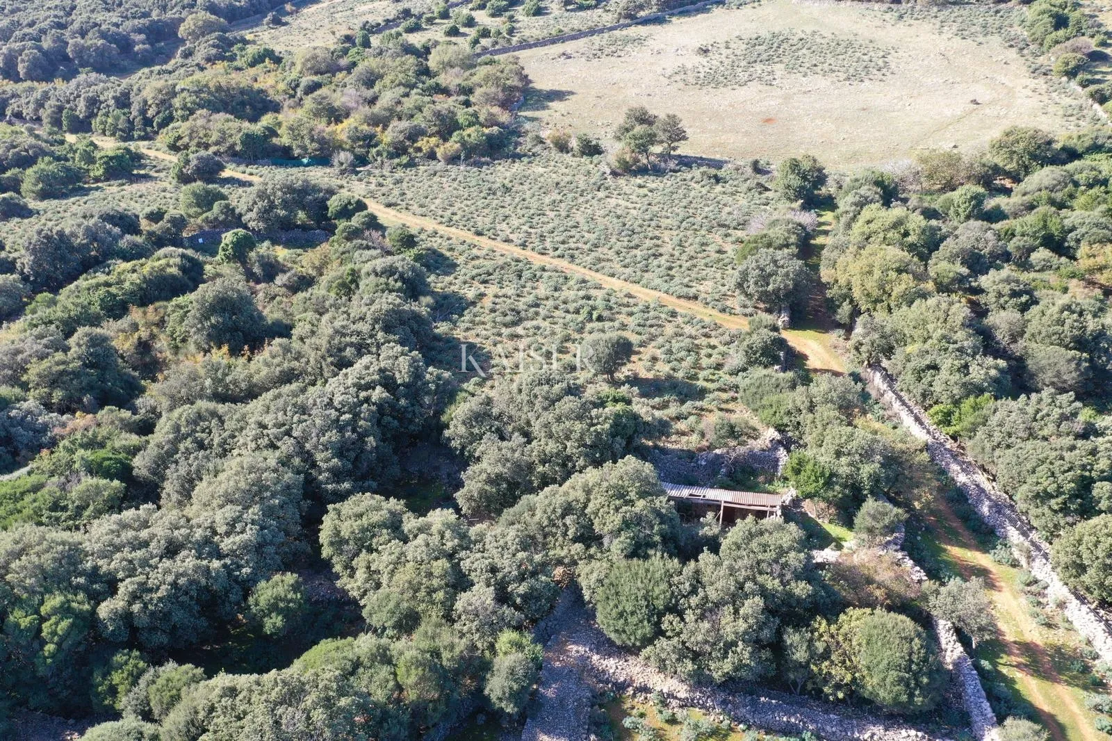 cres, plat - kameni objekt na prostranom zemljištu - slika 12