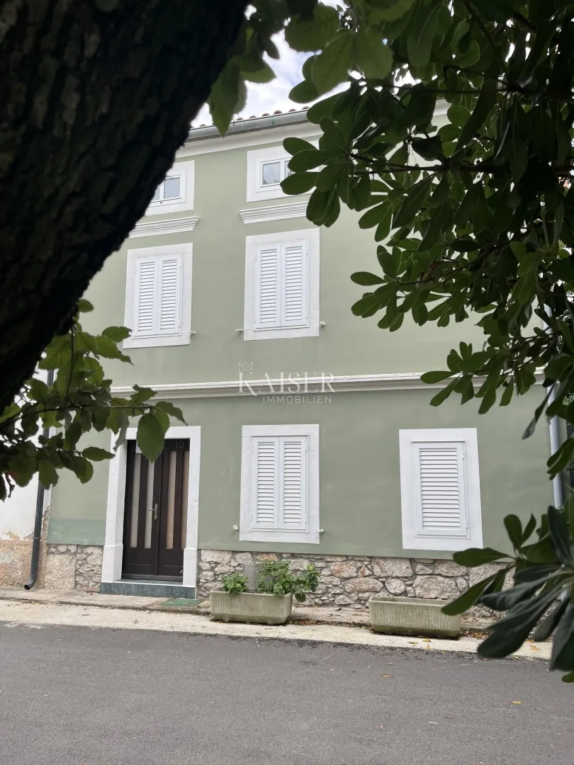 Otok Krk, Punat - autentična kamena kuća u prvom redu do mora