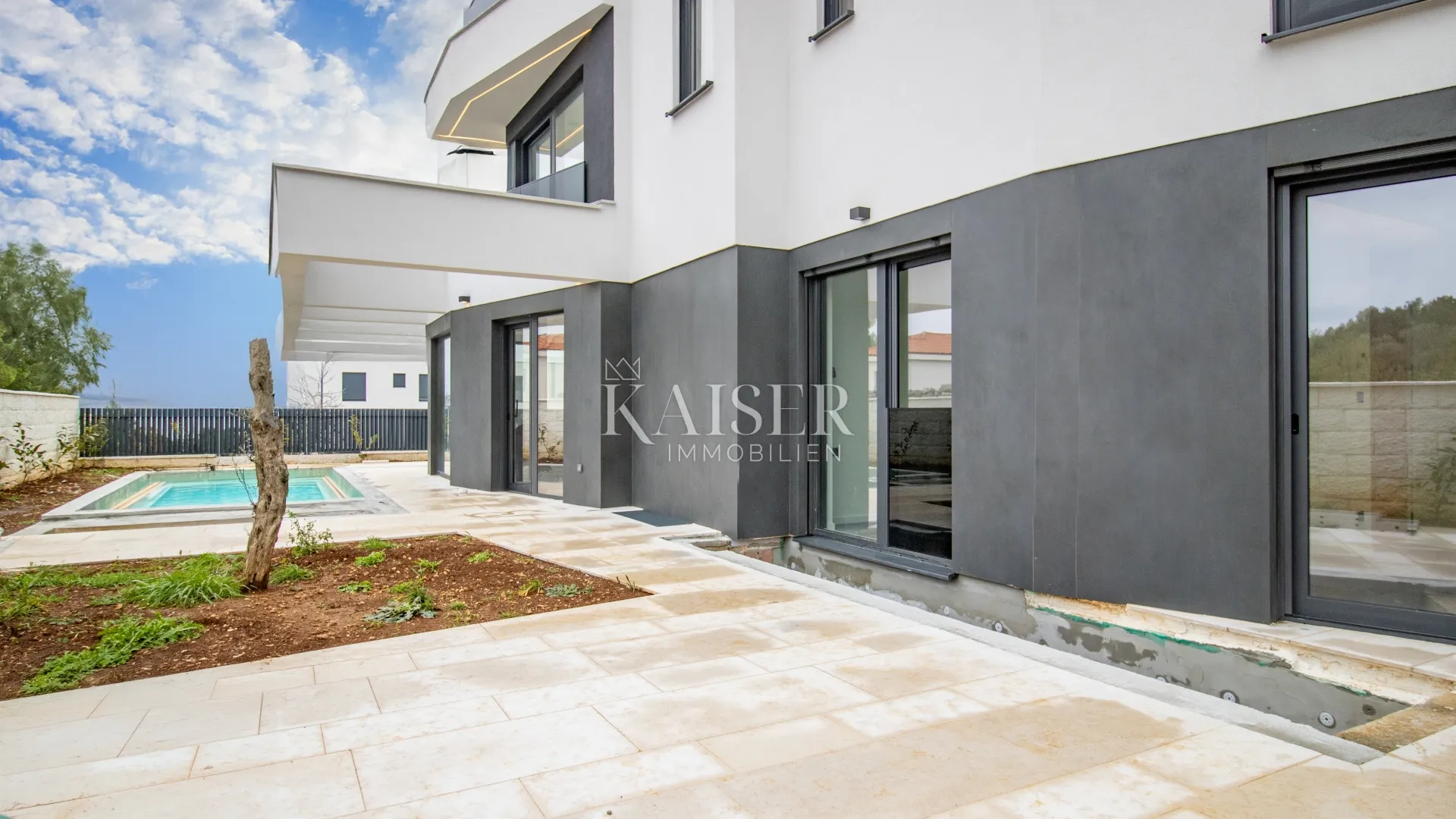 krk - stan 90m2 sa podrumom 34m2, okućnicom i bazenom - slika 9