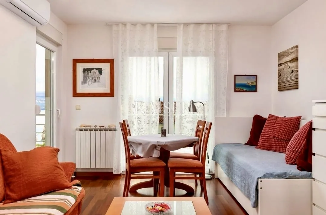 Opatija – Elegantni apartman s pogledom na more, parkingom, liftom i pješačkom udaljenošću od mora