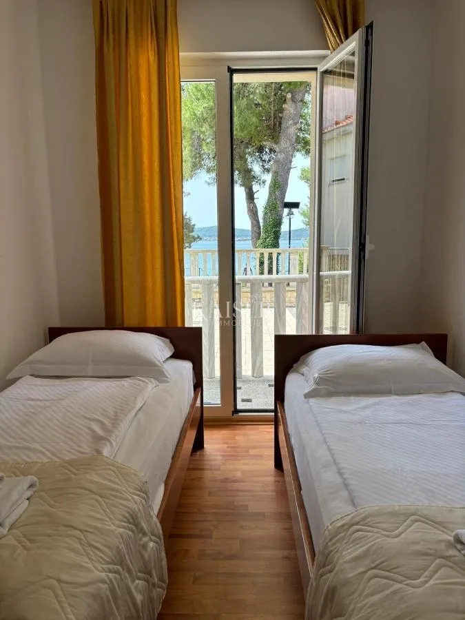 sveti filip i jakov - vila prvi red do mora - slika 22