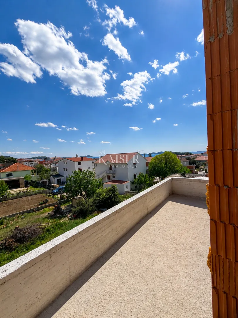 pakoštane – jednosoban stan s privatnom krovnom terasom, pogledom na more i garažnim mjestom, 300 m od plaže - slika 5