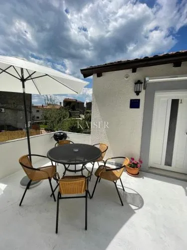 Istra, Labin - renovirana kuća s tri stana, 270 m2