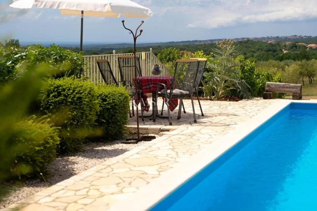 istra, višnjan, kuća s bazenom i predivnim pogledom na more - slika 13