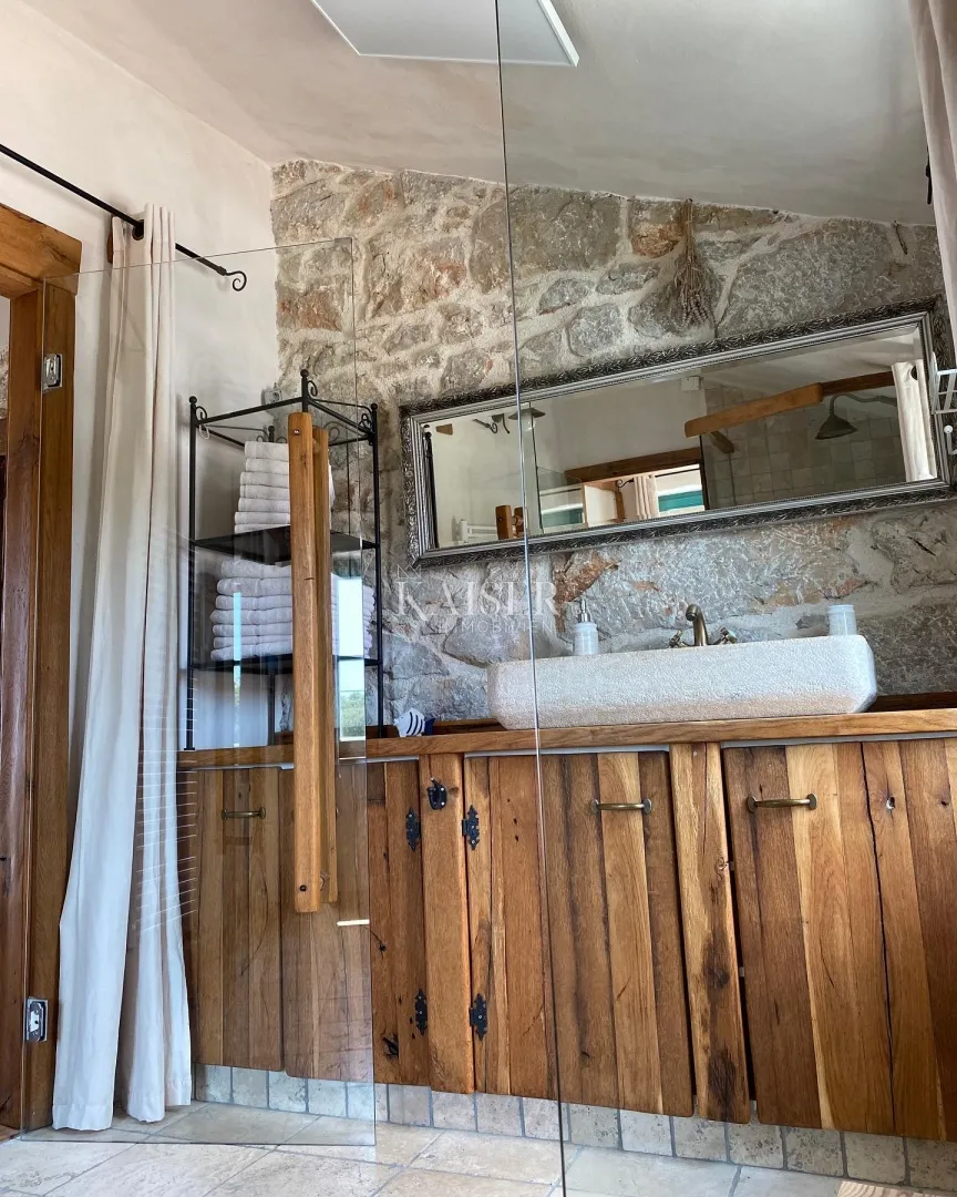 otok krk, malinska- kamena kuća 120m2 s bazenom - slika 21