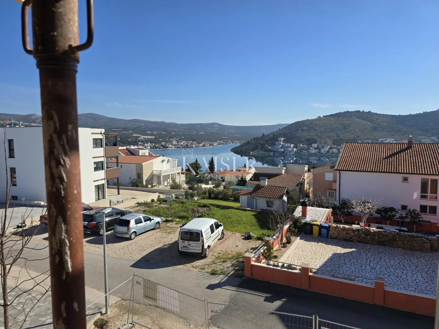 Rogoznica, Šibenik -Moderan dvoosoban apartman s lođom u novogradnji na prvom katu