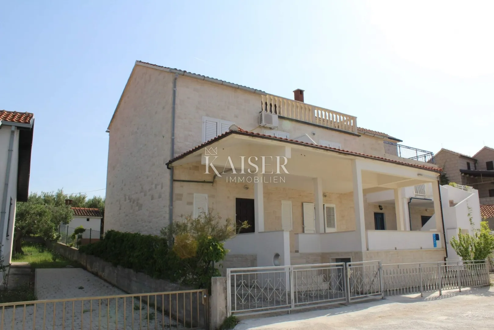 otok brač-prekrasna kamena kuća s pet apartmana, maslinikom i panoramskim pogledom na more - slika 2