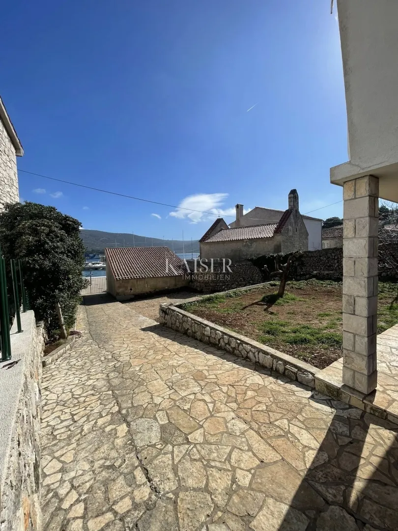 otok cres, cres - kuća sa 4 stana, 288m2, 50m od mora sa prekrasnim pogledom - slika 4
