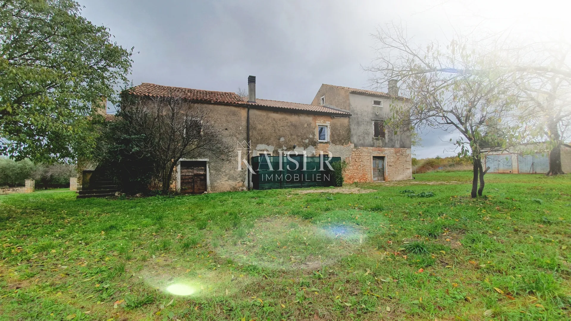 istra - višnjan, tri kamene kuće i zemljište 20.000 m2 - slika 2