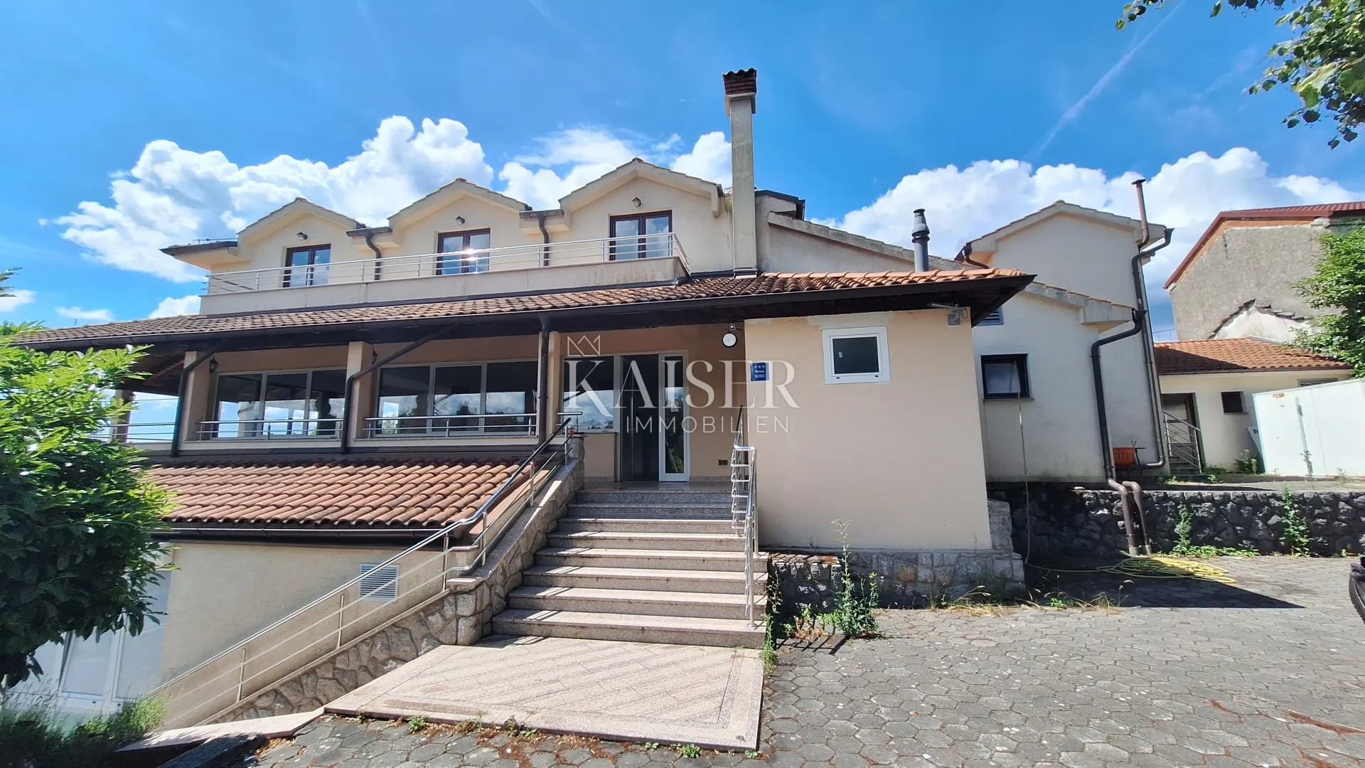 Matulji, Šapjane, poslovna zgrada na 3 etaže, vanjsko parkiralište,780 m2 korisnog prostora - Šapjane, Matulji