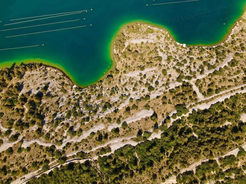 Šibenik, Poljoprivredno zemljište, prvi red do mora