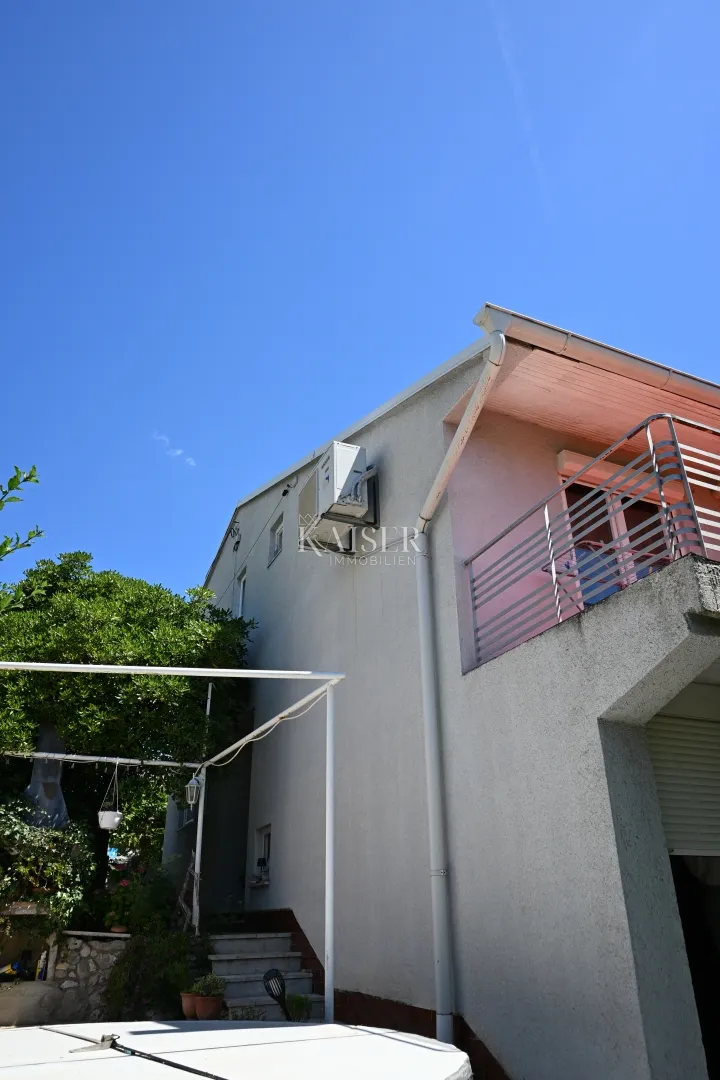 crikvenica - trosoban stan sa velikom okućnicom - slika 61