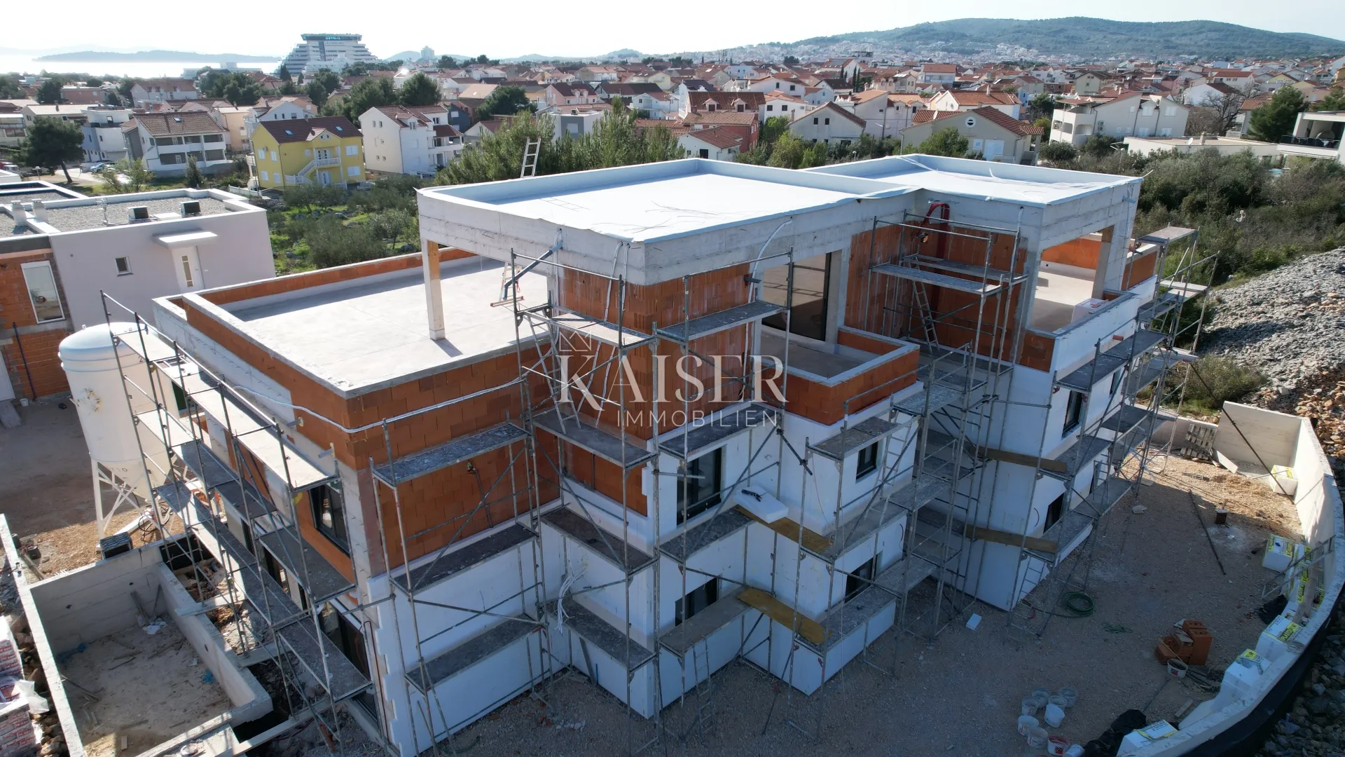 srima, vodice - luksuzni dvoetažni stan sa bazenom i krovnom terasom - slika 7