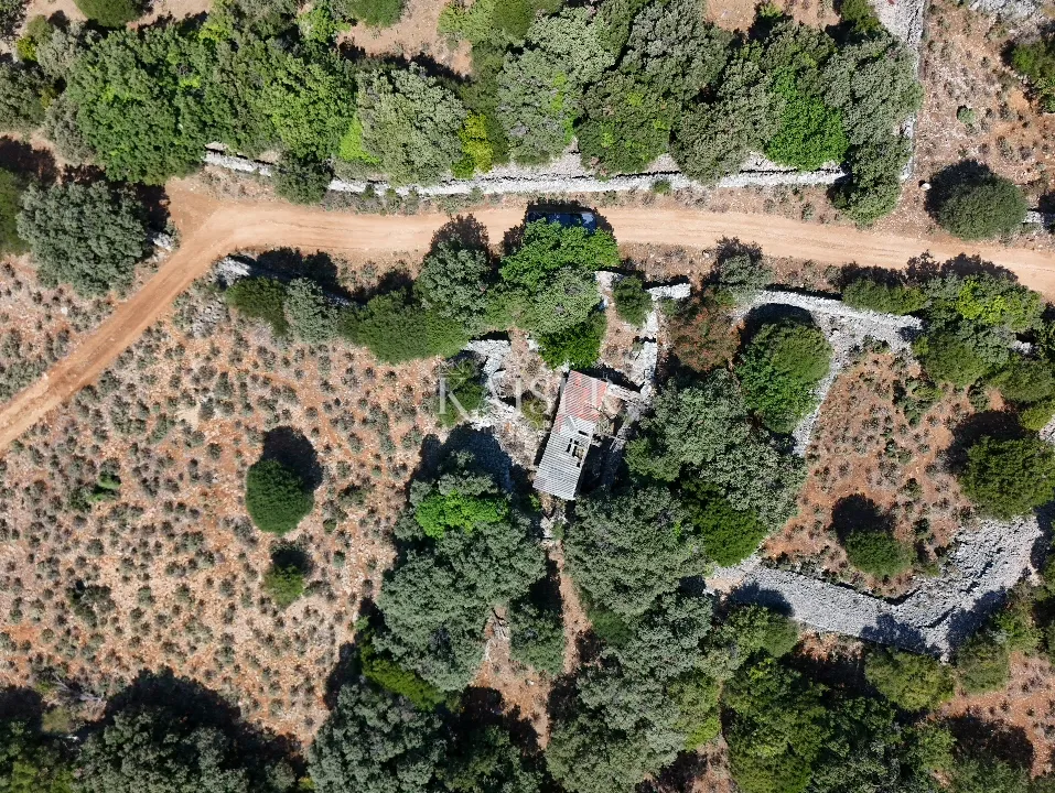 cres, plat - kameni objekt na prostranom zemljištu - slika 5