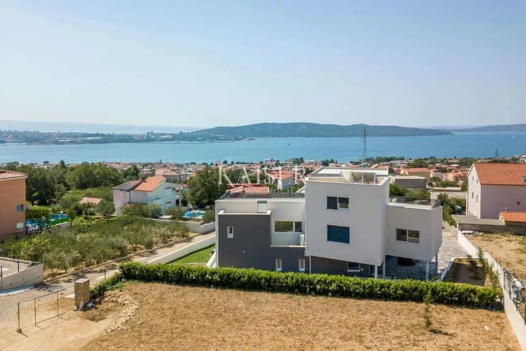 split - luksuzna vila s velikim bazenom - slika 25
