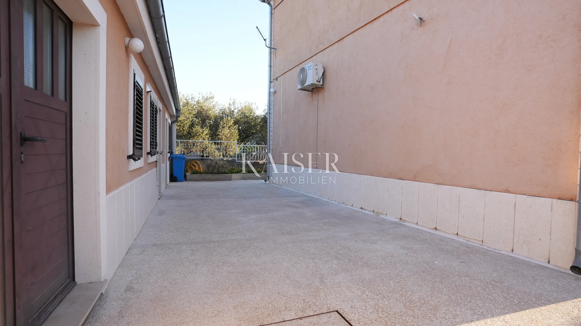 kuća sa dva stana 264m2 prvi red do mora - slika 45