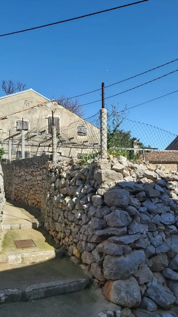 mali lošinj - kamena kuća s pomoćnim objektom i dvorištem - slika 1