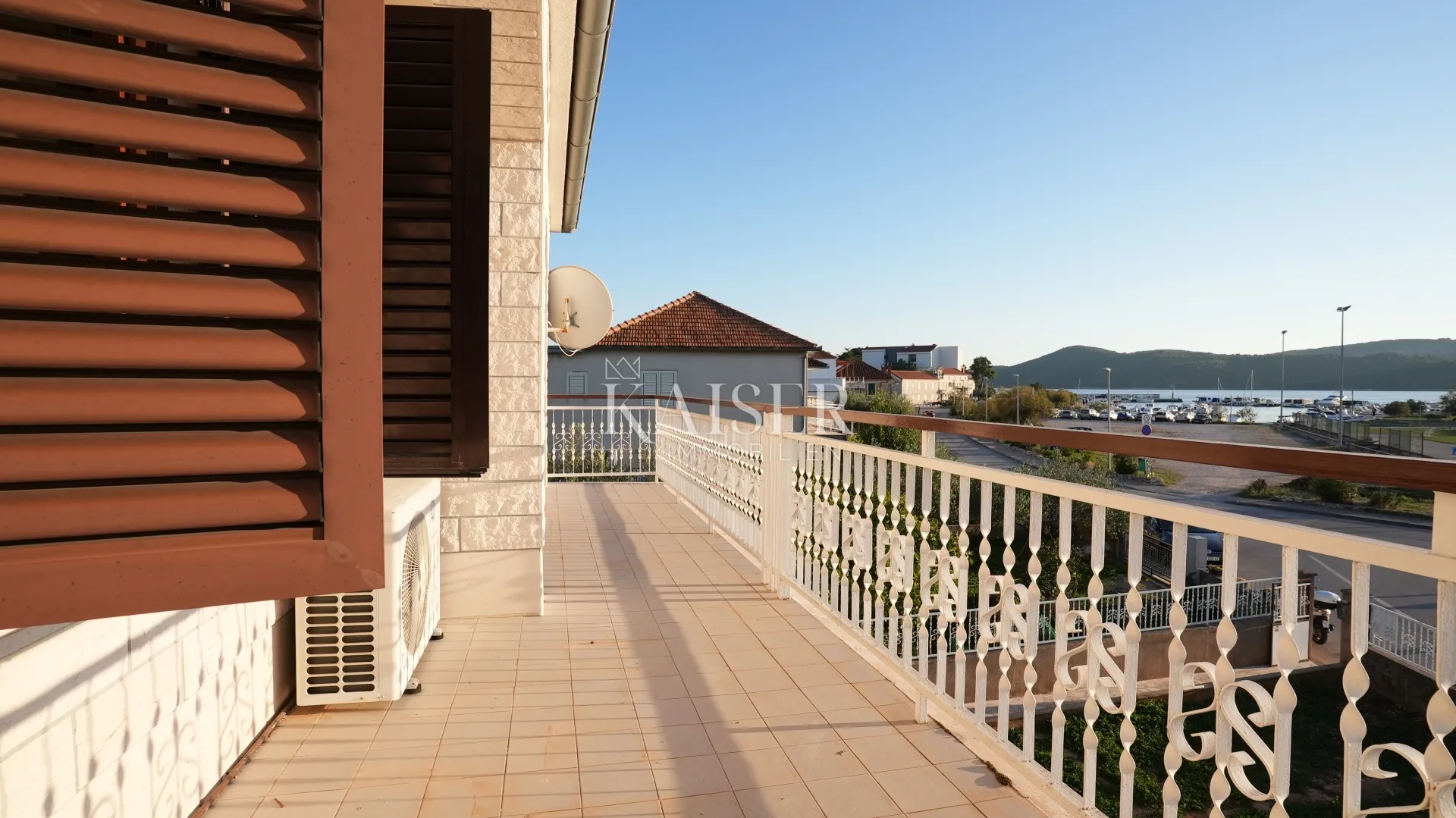kuća sa dva stana 264m2 prvi red do mora - slika 38