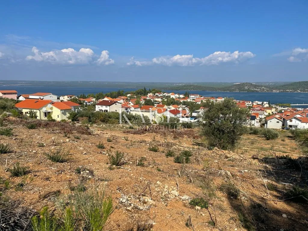 Šibenik- 7100 m2 građevinsko zemljište 200 m od mora - Stubalj, Bilice