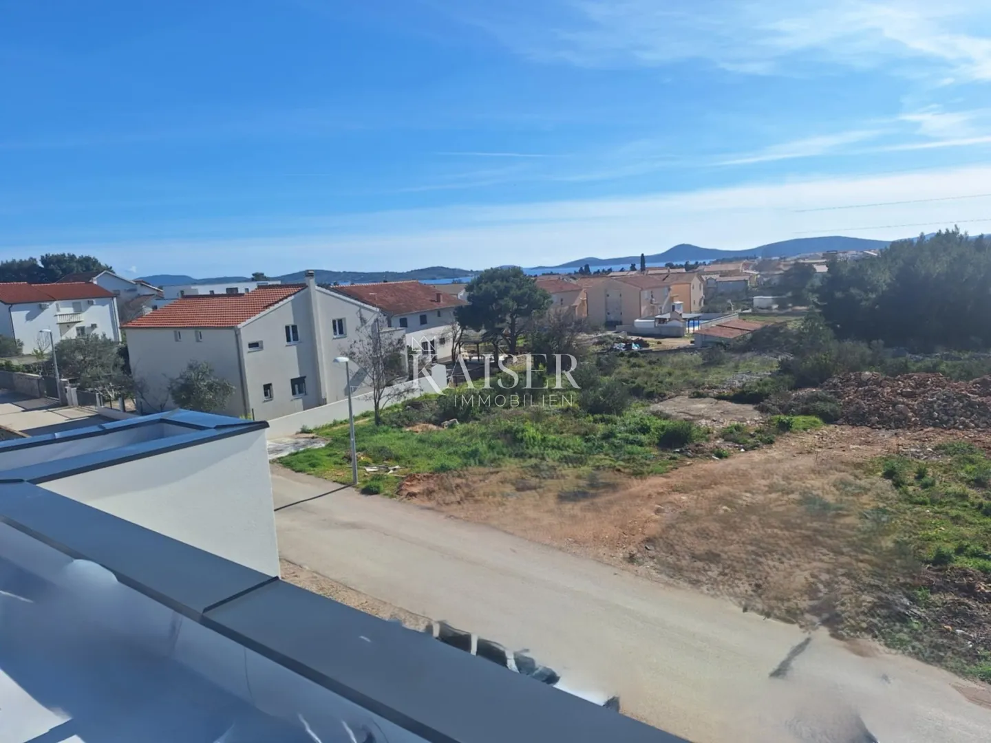 vodice-moderna dvoetažna vila s garažom i prostranim terasama - slika 6
