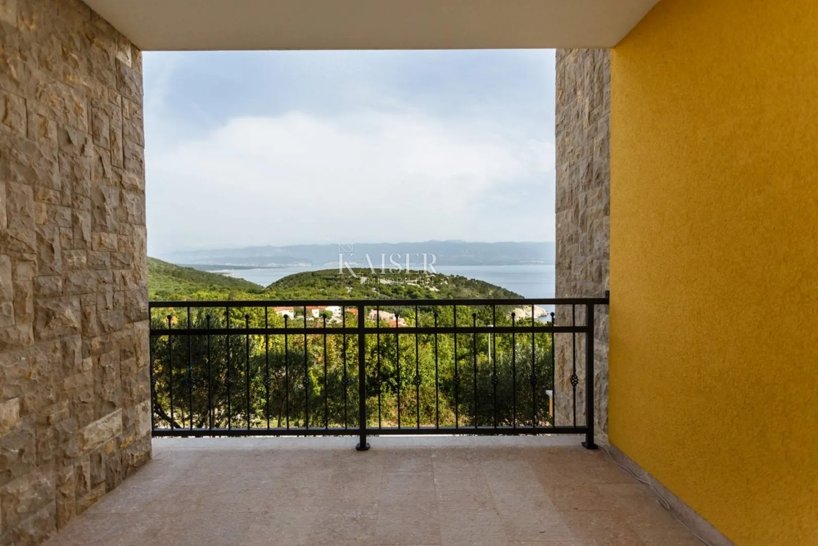 Vrbnik, otok Krk- apartman 93m2 s pogledom na more