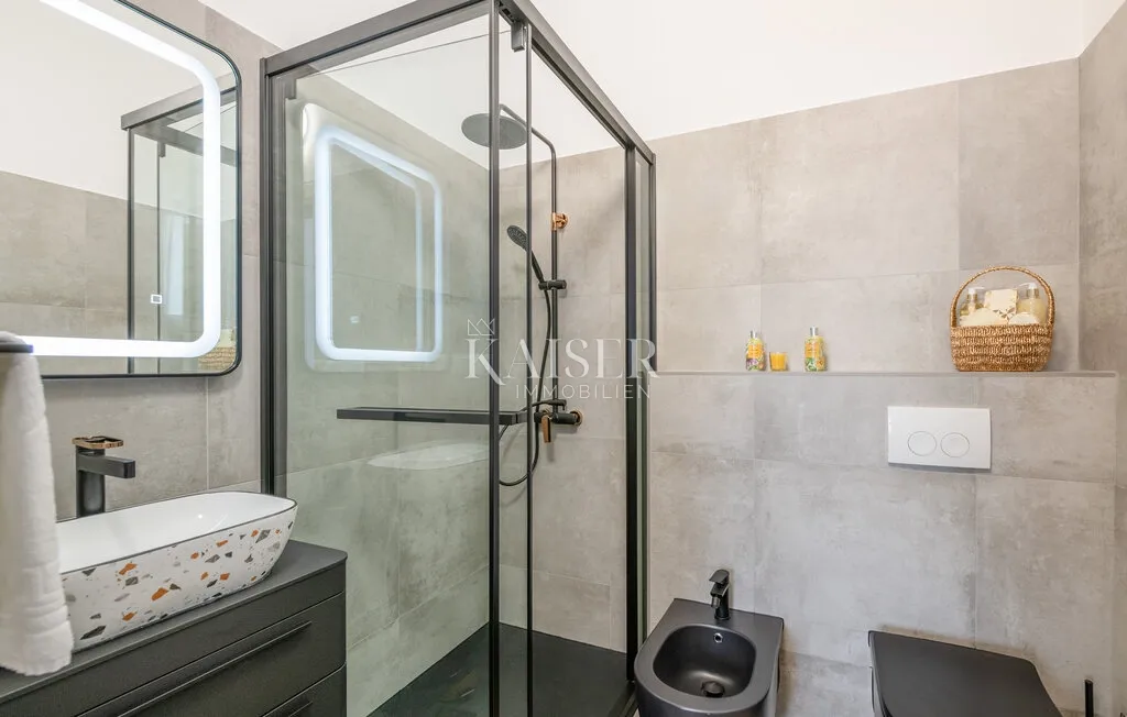 istra, loborika- moderna prizemnica 150m2 s bazenom - slika 12